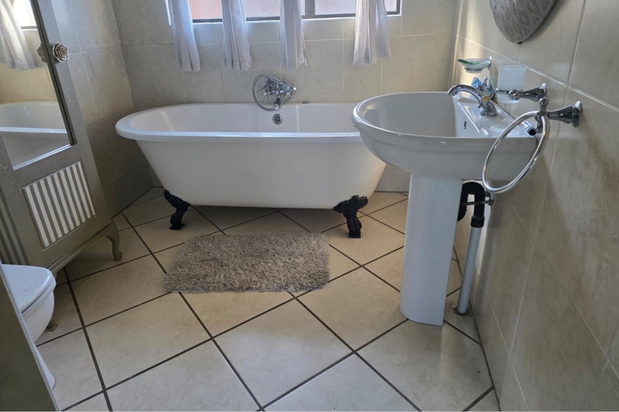 4 Bedroom Property for Sale in Sunnyridge Eastern Cape